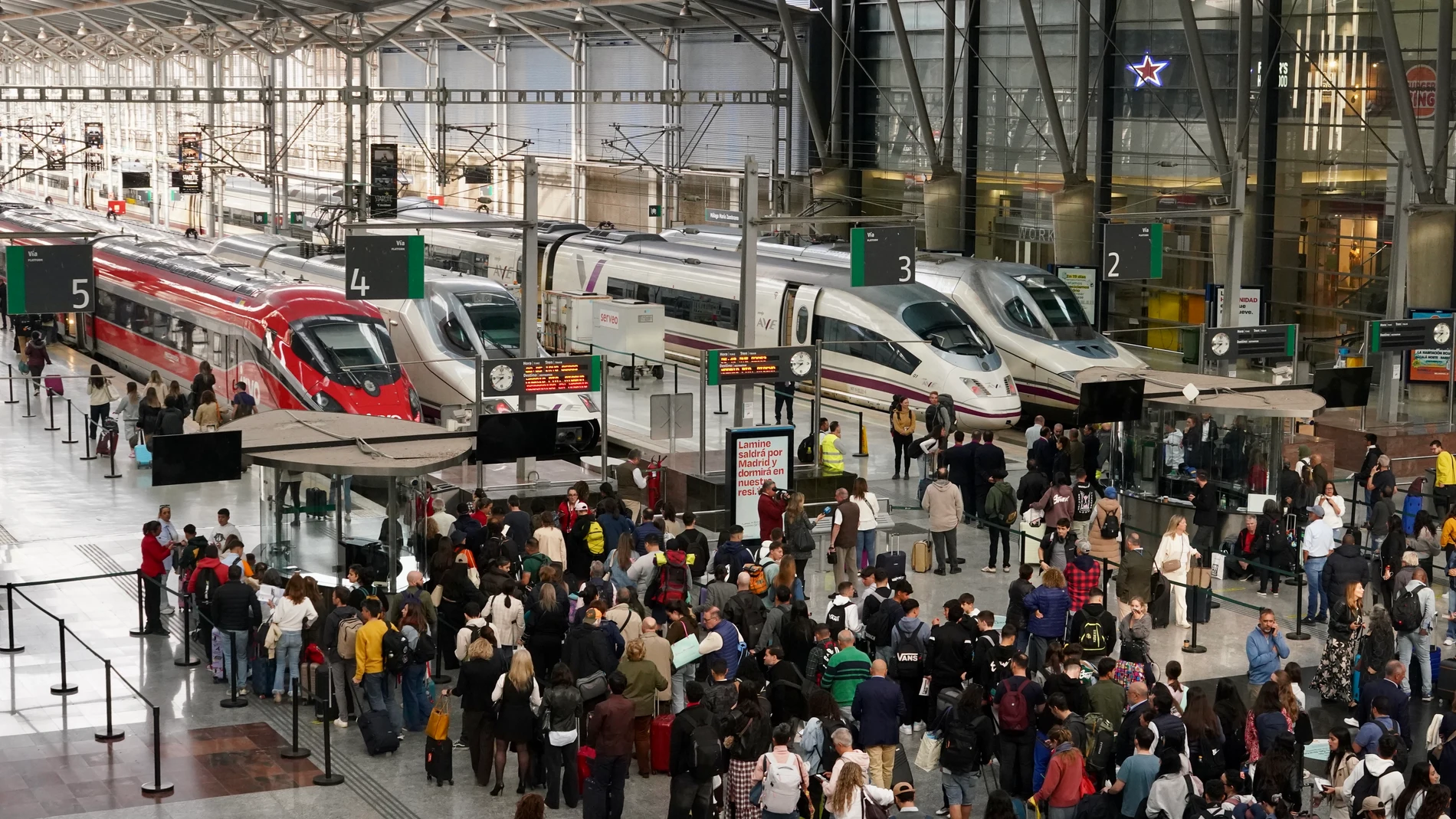 Caos de viajeros en la estación de María Zambrano debido al retraso por el robo de cables de trenes. A 05 de mayo de 2025, en Málaga (Andalucía, España). La circulación desde Madrid a Andalucía se reanudará progresivamente a partir de las 9.30 horas de este lunes, después de que este domingo se produjera el robo de cable en distintos puntos de la línea de alta velocidad que une la capital madrileña con la hispalense, ha informado Adif. 05 MAYO 2025 Álex Zea / Europa Press 05/05/2025