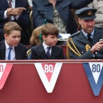 El príncipe Guillermo junto a sus hijos, los príncipes George y Louis, en las celebraciones del Día de la Victoria en Reino Unido