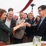 El presidente de la Generalitat, Salvador Illa, y la vicepresidenta primera, María Jesús Montero, en la Feria de Abril de Barcelona