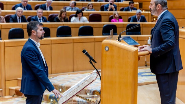 Tudanca (PSOE) toma posesión de su escaño como senador por Castilla y León
