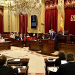 El conseller de Turismo del Govern, Jaume Bauzá, ayer durante su intervención en el pleno en el Parlament.