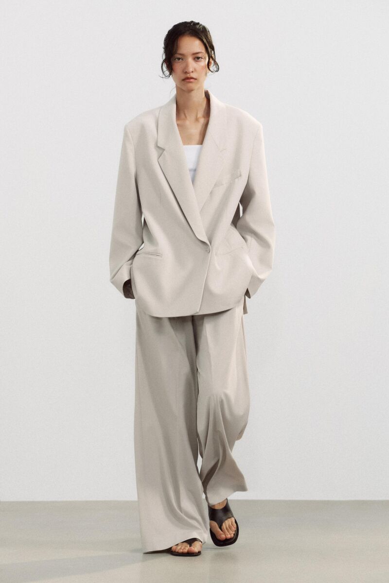 La mejor selección de trajes blancos de Zara para el verano 2025