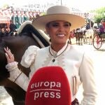 Gloria Camila se olvida de su guerra con Ana María Aldón debutando como amazona en la Feria de Abril