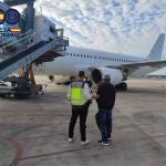 Imagen de un agente con un detenido en el aeropuerto