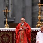 Cónclave.- El cardenal decano Giovanni Battista Re espera que salga fumata blanca esta tarde