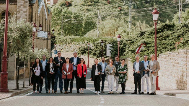 Bodegueros de la Asociación del Barrio de la Estación, con los bodegueros invitados de Borgoña