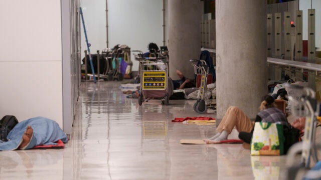 Personas sin techo al Aeropuerto de Madrid Barajas. David Jar
