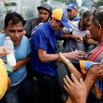 Henrique Capriles se recupera tras el lanzamiento de gases lacrimógenes por la policía hoy en Caracas.