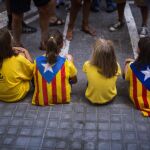 Niños con esteladas durante la Diada