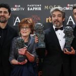 El equipo de la película posa con los premios