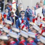 El Rey Felipe VI pasa revista a las tropas acompañado del Jemad, ayer durante el desfile del Día de la Hispanidad en Madrid