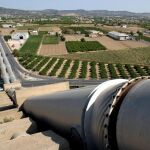 Archivo. Conducciones del trasvase Tajo-Segura a su paso por la huerta de la Vega Baja cerca de Orihuela