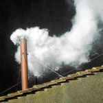 Fumata blanca saliendo de la chimenea de la Capilla Sixtina tras la elección de Bergoglio como Pontífice