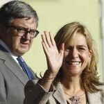 La infanta Cristina, acompañada por su secretario y asesor, Carlos García Revenga, a su salida del Hospital Quirón de Madrid