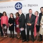 De izda a drcha: don Joaquín Antuña, doña Ana Botella, doña Soraya Sáenz de Santamaría; la embajadora de Sudáfrica; don José Manuel González-Torga, (de perfil); los tres premiados por su defensa de los valores humanos y doña Carmen Enríquez