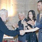 Los Príncipes de Asturias entregaron el galardón al diseñador en presencia de González-Sinde y Ferran Mascarell