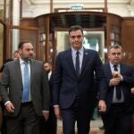 Pedro Sánchez, junto a José Luis Ábalos, en el Congreso