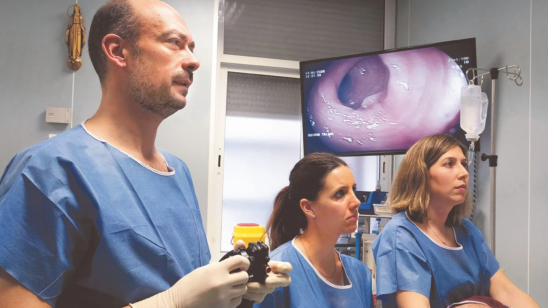 En la imagen, profesionales de la salud realizan una colonoscopia