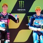 Los pilotos de Moto3, Tony Arbolino (Honda) y Gabriel Rodrigo (Honda) tras los entrenamientos clasificatorios con la polémica gorra con la estelada