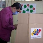 Nicolás Maduro vota en un centro electoral en el que no estaba registrado en Caracas