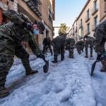 La Unidad Militar de Emergencias (UME) y la Brigada Paracaidista (BRIPAC) del Ejército de Tierra, desplegados para efectuar trabajos de limpieza y conexión de vías