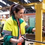 Una mujer trabajando en Ferrocarrils de la Generalitat de Catalunya (FGC)
