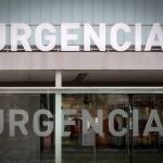 Una persona a la entrada de Urgencias del Complejo Hospitalario de Navarra