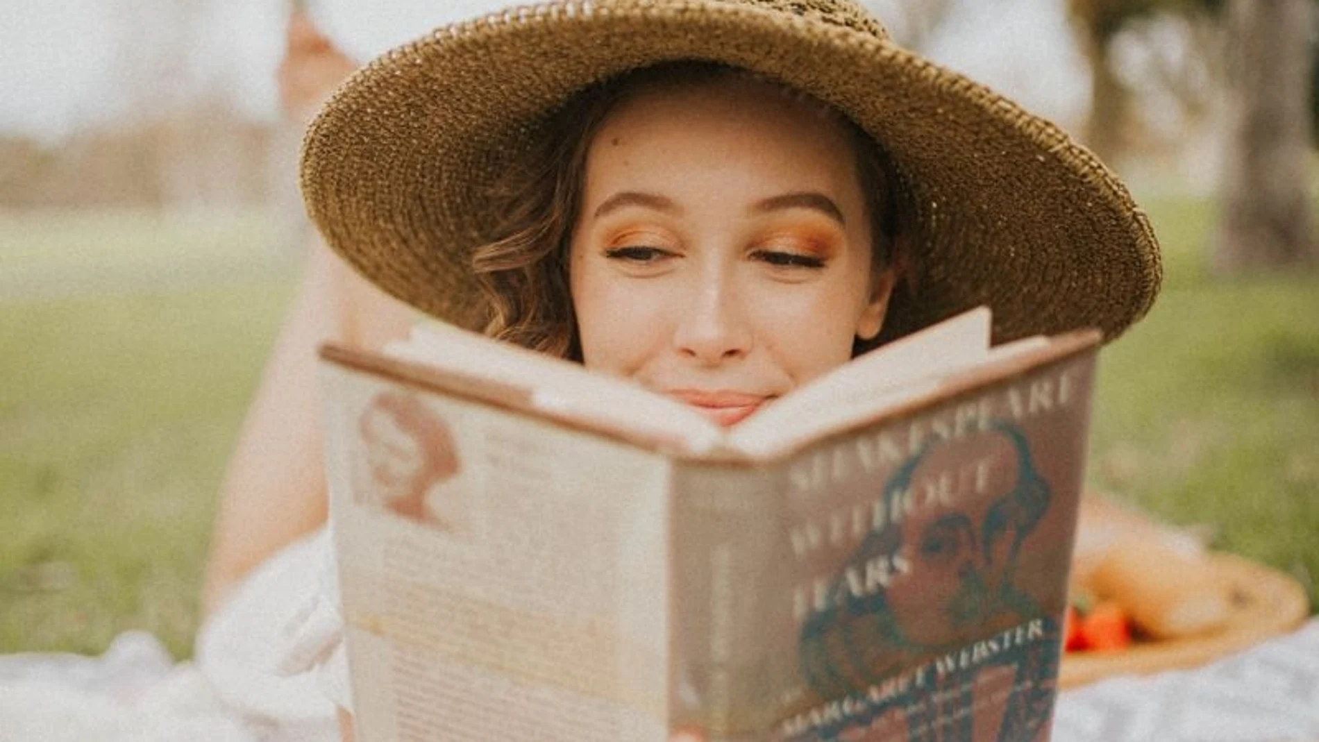 Mujer leyendo un día de picnic/ PINTEREST