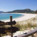 Vista general de la playa de Rodas del parque nacional de las islas Cíes en Vigo, Galicia.