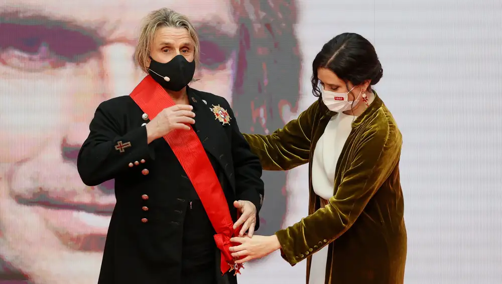 Isabel Díaz Ayuso hace entrega de la Gran Cruz de la Orden del Dos de Mayo al músico Nacho Cano