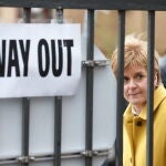 La líder del SNP Nicola Sturgeon ayer fuera del colegio electoral en Glasgow