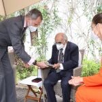 Los reyes Felipe y Letizia junto al poeta Francisco Brines, de 89 años, en la residencia del poeta donde le han hecho entrega del Premio Cervantes 2020