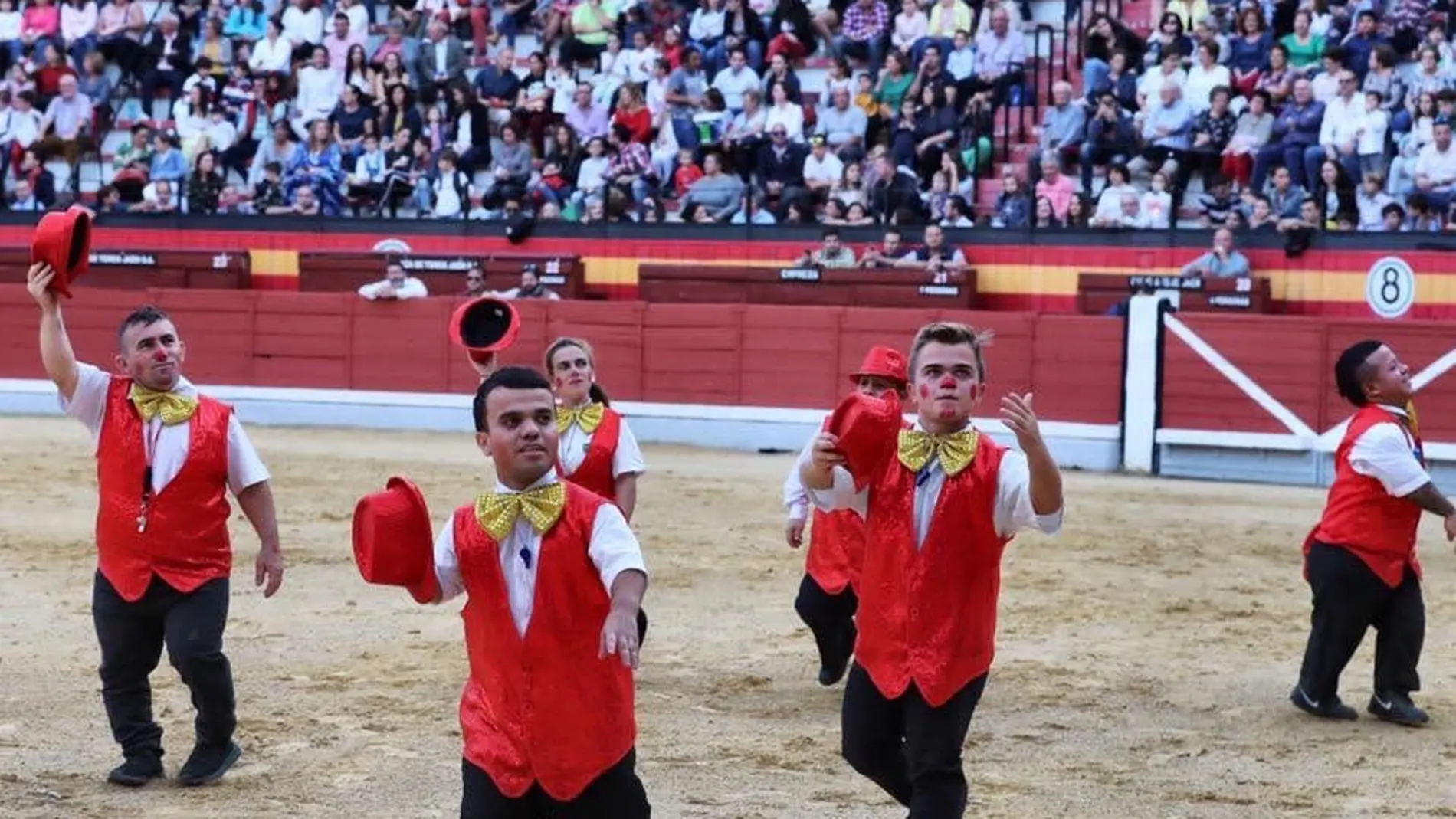 El toreo cómico conocido como "Bombero torero" ha sido suspendido porque es deningrante para las personas con enanismo