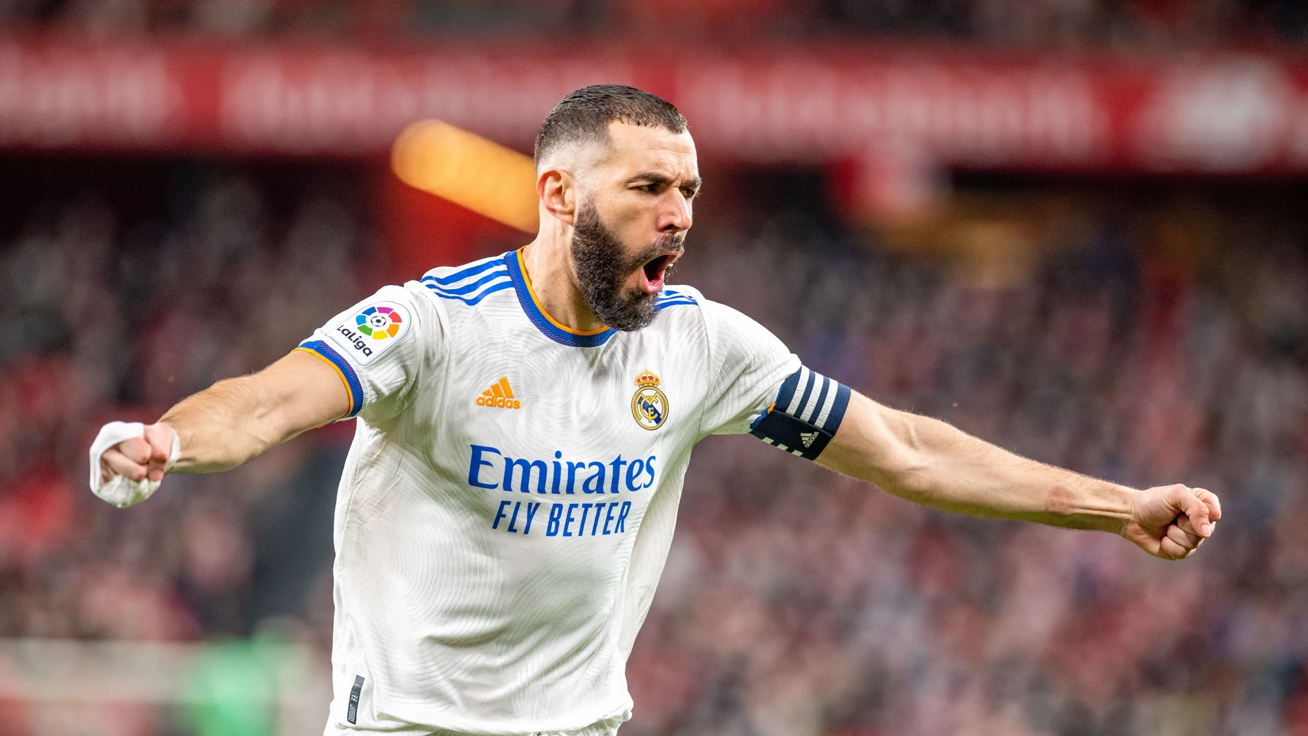 Benzema celebra uno de sus goles en el Athletic-Real Madrid