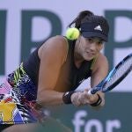 Garbiñe Muguruza intenta devolver la bola en su partido ante Alison Riske