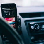 Un móvil reproduciendo música en el soporte para el coche