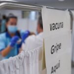 Una persona se vacuna con la tercera dosis Covid y la vacuna de la gripe