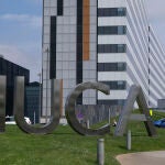 Vista de la entrada del Hospital Universitario Central de Asturias, cuando los ingresos hospitalarios por covid continúan en aumento durante los últimos días