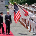 Joe Biden con el primer ministro Fumio Kishida japonés en Tokio