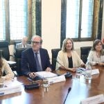 El Defensor del Pueblo, Ángel Gabilondo, presidió ayer la primera reunión de la comisión que investigará los abusos eclesiales