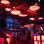 Un grupo de personas bailan en una discoteca, a 10 de febrero de 2022, en Barcelona.Pau Venteo / Europa Press