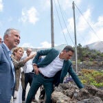 El presidente de Canarias, Ángel Víctor Torres (i), y el presidente del Gobierno de España, Pedro Sánchez, durante su visita a La Palma, a 16 de agosto de 2022, en La Palma, Canarias (España). Se trata de su décimo viaje tras la erupción del volcán Cumbre Vieja en septiembre de 2021 y la celebración en marzo de 2022 de la Conferencia de Presidentes. Fue el 19 de septiembre de 2021 cuando, tras días de actividad sísmica en la zona, a las 14:10 horas comenzó la erupción en la isla de la Palma en la zona de Cabeza de Vaca, en el municipio de El Paso. 16 AGOSTO 2022;CANARIAS;LA PALMA;ISLA;ERUPCION Estefanía Briganty / Europa Press 16/08/2022