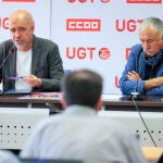 Los secretarios generales de CCOO y UGT, Unai Sordo (i) y Pepe Álvarez (d)