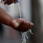 Beber mucha agua puede prevenir la deshidratación, lo que puede reducir los síntomas de sequedad ocular.