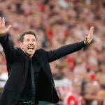 Simeone da instrucciones en la banda de San Mamés