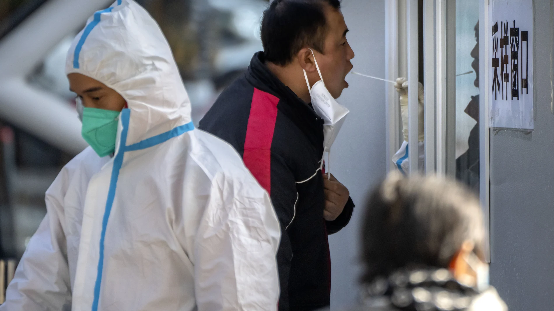 Un hombre se somete a un test en Beijing en medio de los confinamientos decretados por el Gobierno