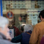 Varias personas hacen cola para comprar lotería para el Sorteo Extraordinario del Niño