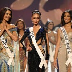 USA3115. NUEVA ORLEANS (LA, EEUU), 14/01/2023.- Fotografía cedida por Miss Universo donde aparecen, de izq. a dcha., Miss Universo Venezuela 2022A, manda Dudamel; Miss Universo Estados Unidos 2022, R’Bonney Gabriel, y Miss Universo República Dominicana, Andreina Martínez Founier, mientras esperan los resultados del concurso Miss Universo 2022, hoy, en el Ernest N. Morial Convention Center en Nueva Orleans, Luisiana (Estados Unidos). EFE/ Benjamin Askinas /Miss Universe/ SOLO USO EDITORIAL/ SOLO DISPONIBLE PARA ILUSTRAR LA NOTICIA QUE ACOMPAÑA (CRÉDITO OBLIGATORIO)