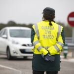 Imagen de un control de la Guardia Civil donde una mujer presta servicio.