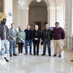 Foto de familia del arzobispo de Valladolid, Luis Argüello, tras inaugura el "Museo sin hogar" en el aula magna del Estudio Teológico Agustiniano de Valladolid, junto al delegado episcopal de Cáritas en Valladolid José Colinas, entre otros.